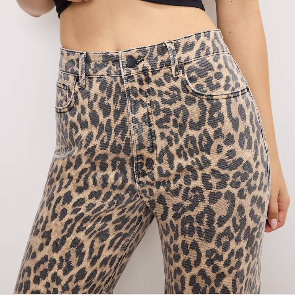 Good American Good Ease Leopard Jeans in Lucky - Picture 3 of 4